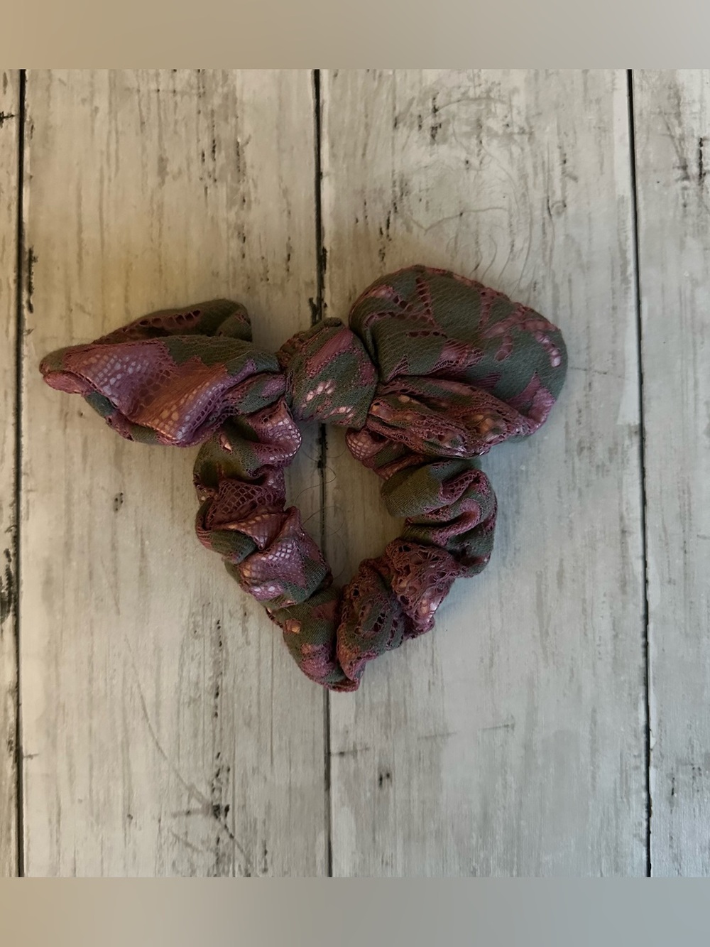 PREOWNED ANTHROPOLOGIE PURPLE LACE BOW HAIR TIE SCRUNCHIE